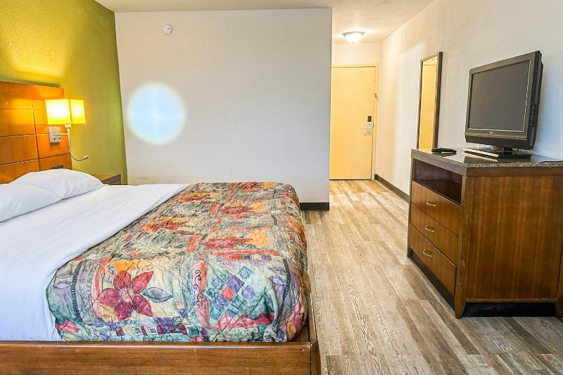 King Bed Accessible Non-Smoking image 3