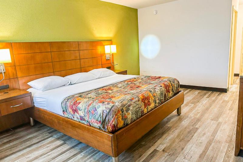 King Bed Accessible Non-Smoking image 4