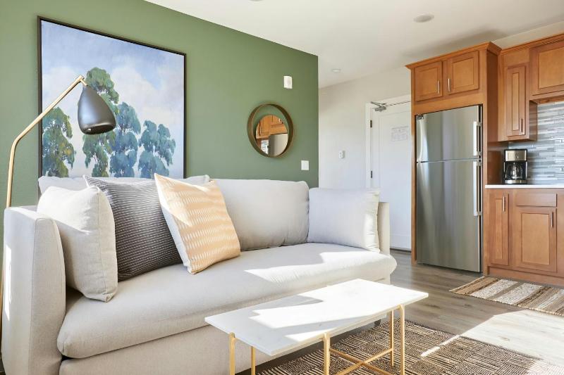 Two-Bedroom Apartment with Two Queen Beds and Sofa Bed image 3