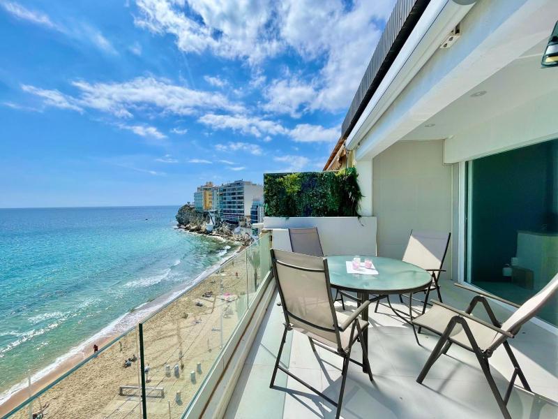Emalco SeaFront Modern Apartment - image 1