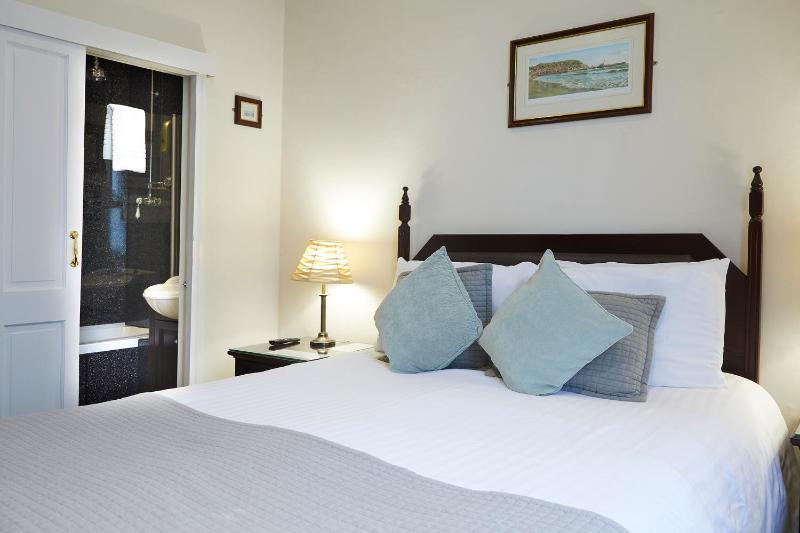 Double Room image 3