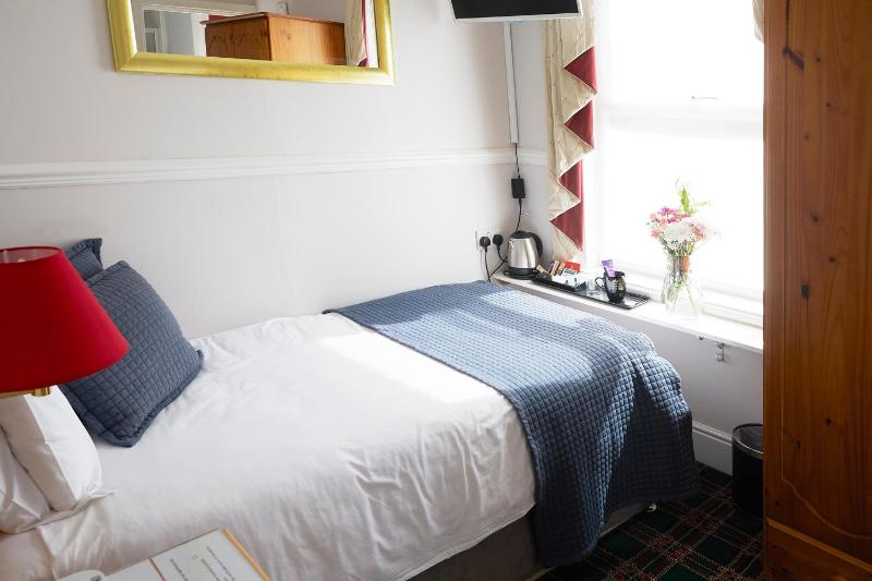 Single Room image 3