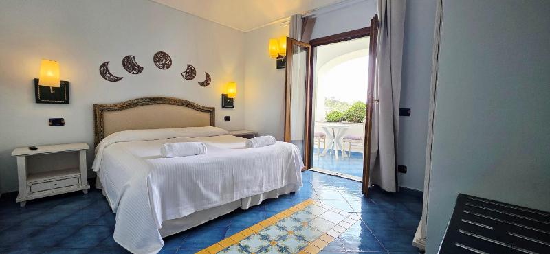 Superior Double Room with Balcony and Partial Sea View image 2
