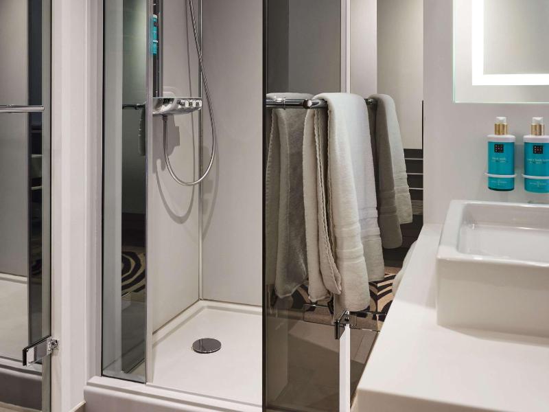 Executive Room with 1 Queen Bed and Sofa image 3