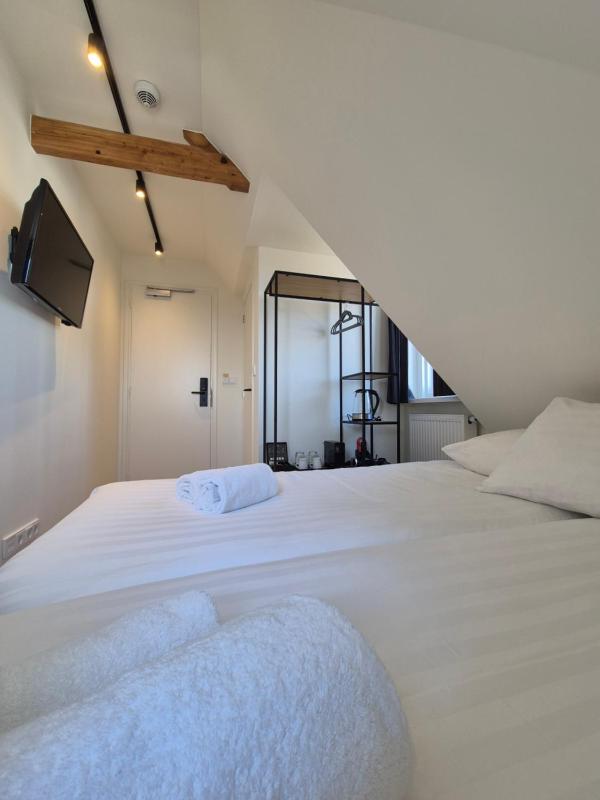 Budget Twin Room image 3