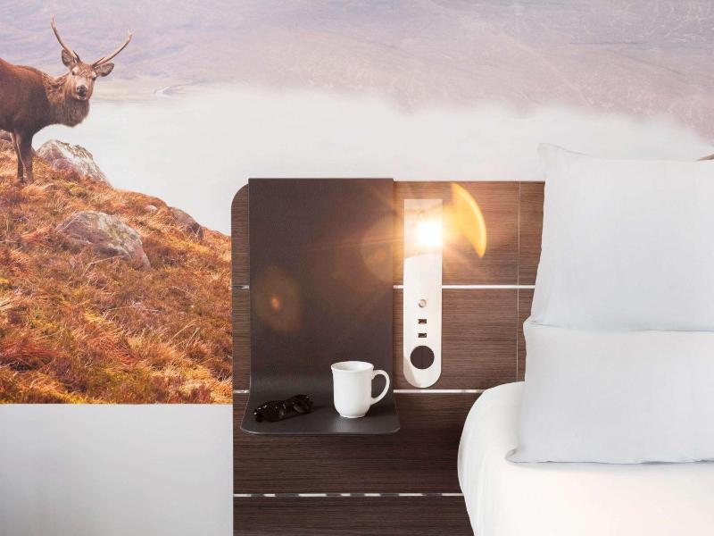 Executive Room with 1 Queen Bed and Sofa image 2