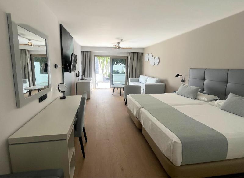 Double or Twin Room (2 Adults + 1 Child) image 3