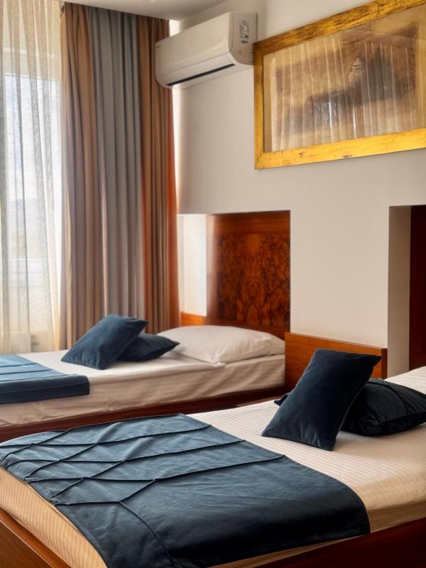 Twin Room image 3