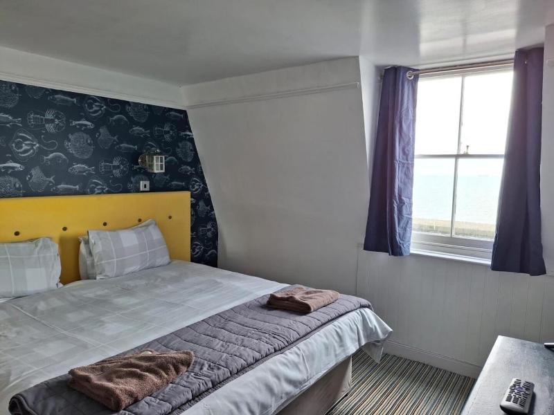 Superior Triple Room with Sea View image 1