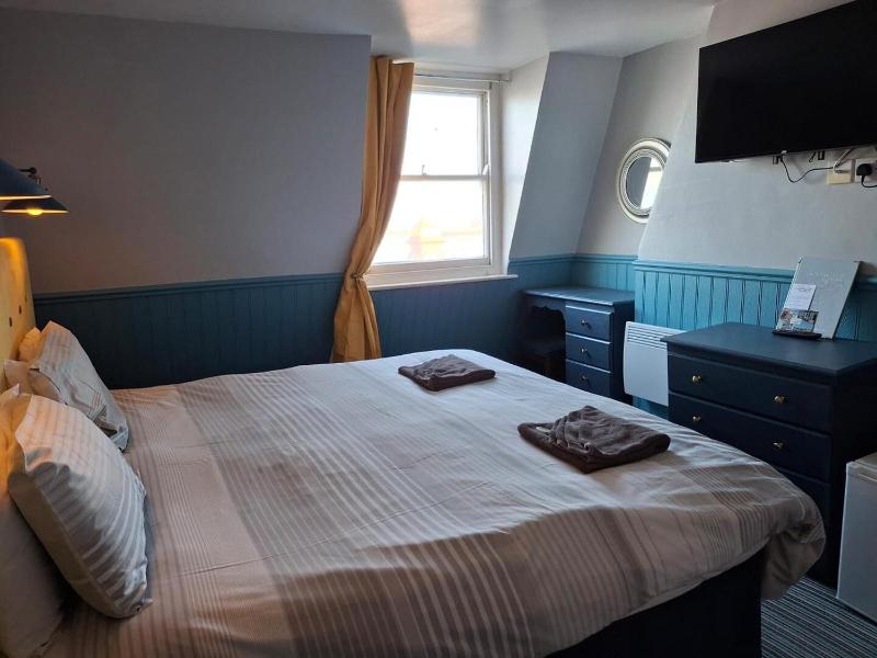 Superior Triple Room with Sea View image 3