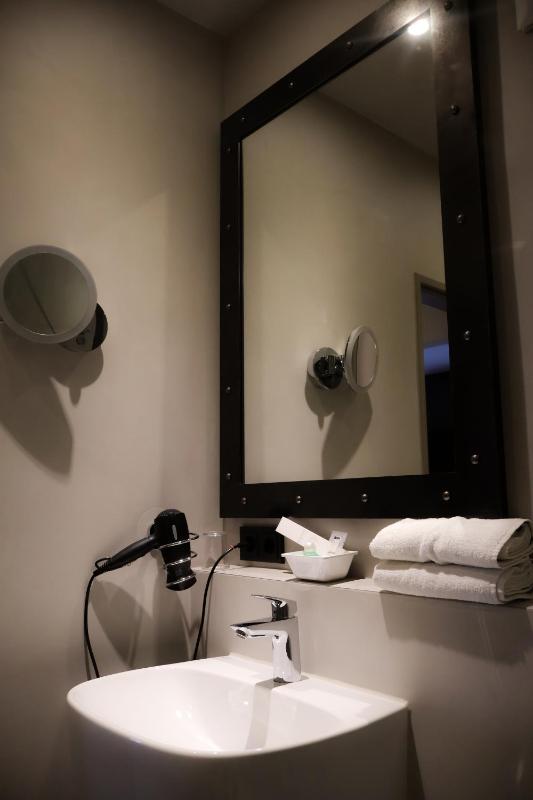 Deluxe Double Room with Bath image 4