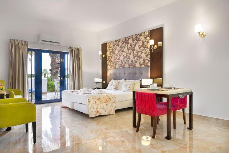 Deluxe Studio Apartment image 3