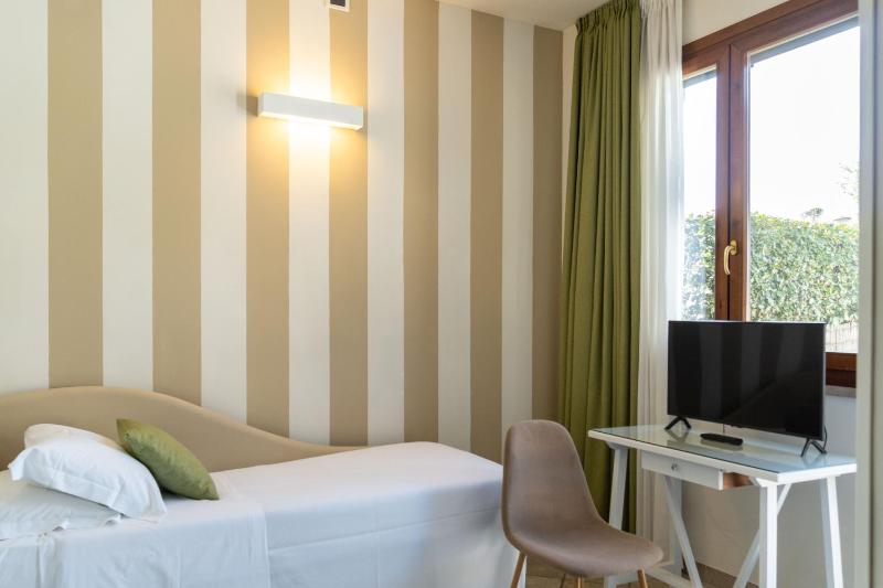 Deluxe Triple Room image 3