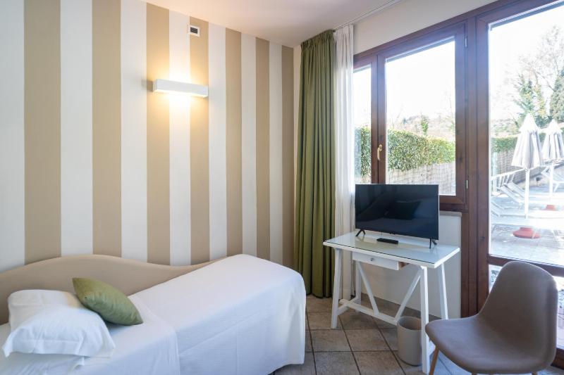 Deluxe Triple Room image 4