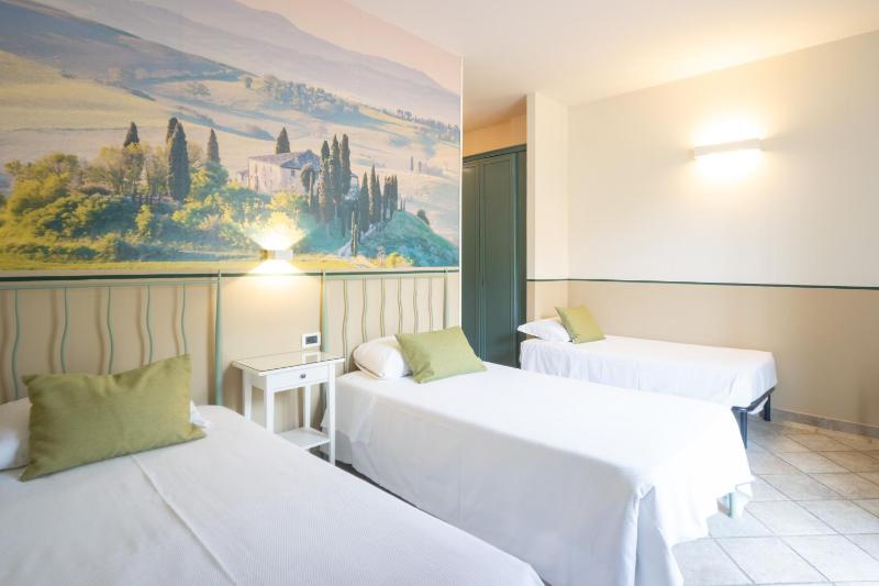 Triple Room with Balcony image 4