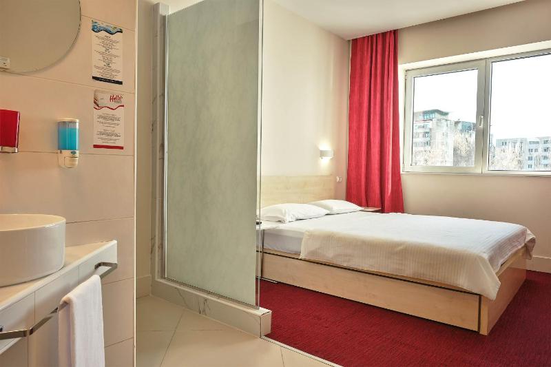 Standard Double Room image 3