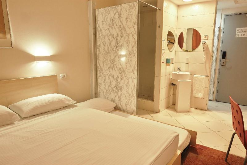 Standard Double Room with extra bed drawer type image 3