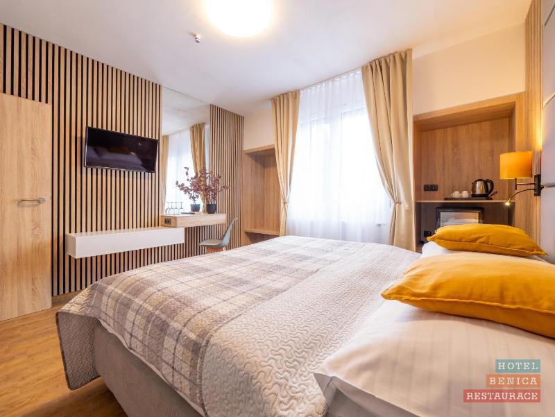 Standard Twin Room image 3