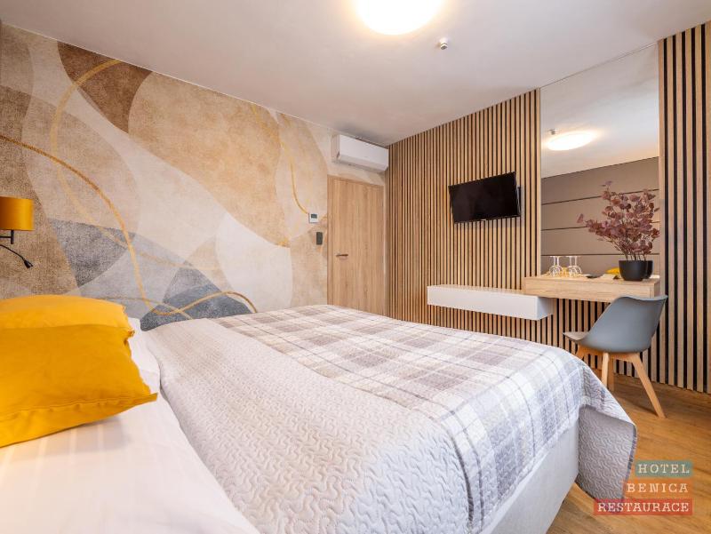Standard Twin Room image 4
