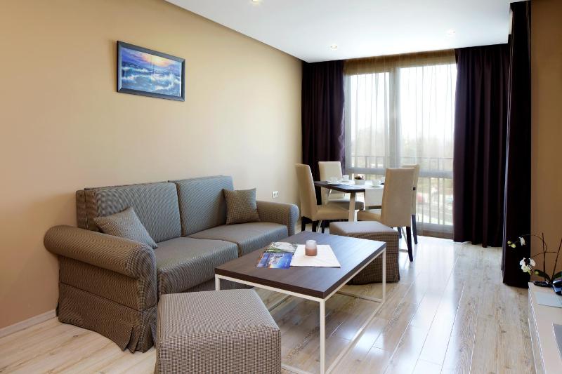 One-Bedroom Suite with Side Sea View image 3