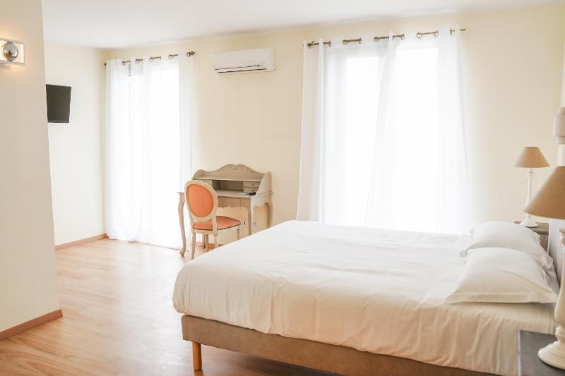 Double Room image 4