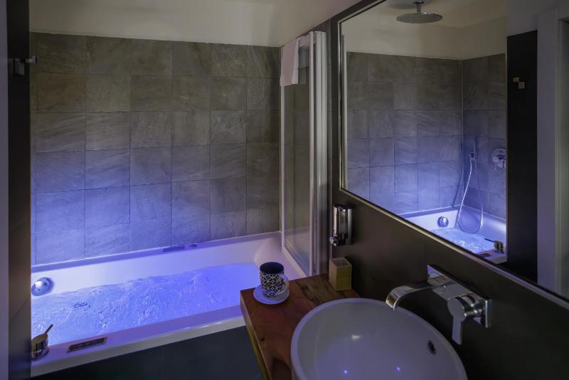Deluxe Double or Twin Room image 1