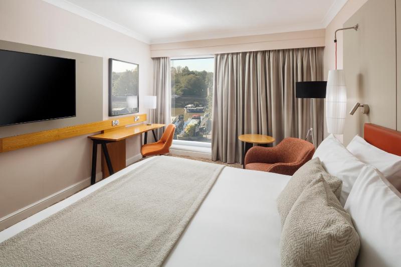 Premium King Room with Stratford View - Lounge Access image 3