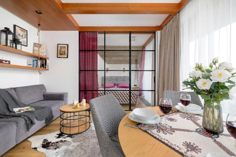 Górska Odskocznia - Apartament z Parkingiem oraz Dostępem do Basenu & Sauny by Noclegi Renters - image 1