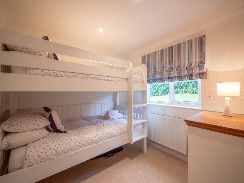 Spacious Family Coastal Retreat Huge Garden - image 10