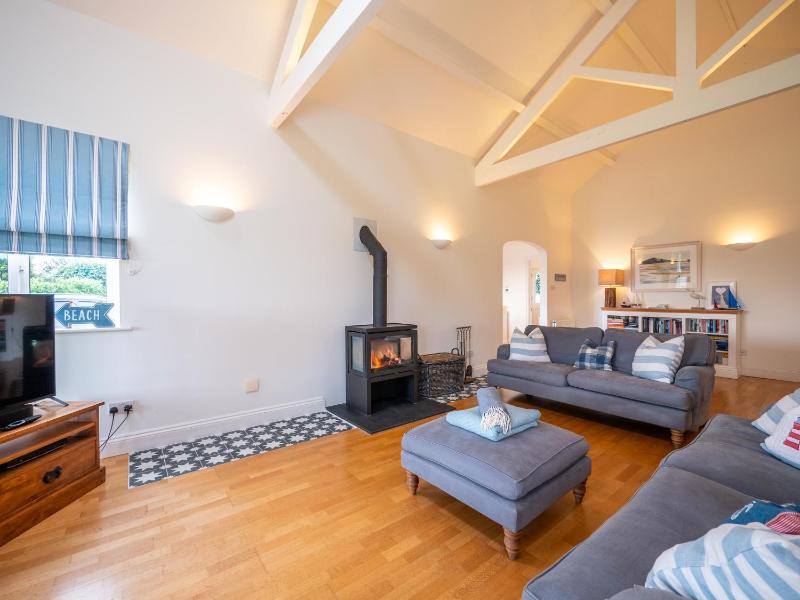 Spacious Family Coastal Retreat Huge Garden - image 35