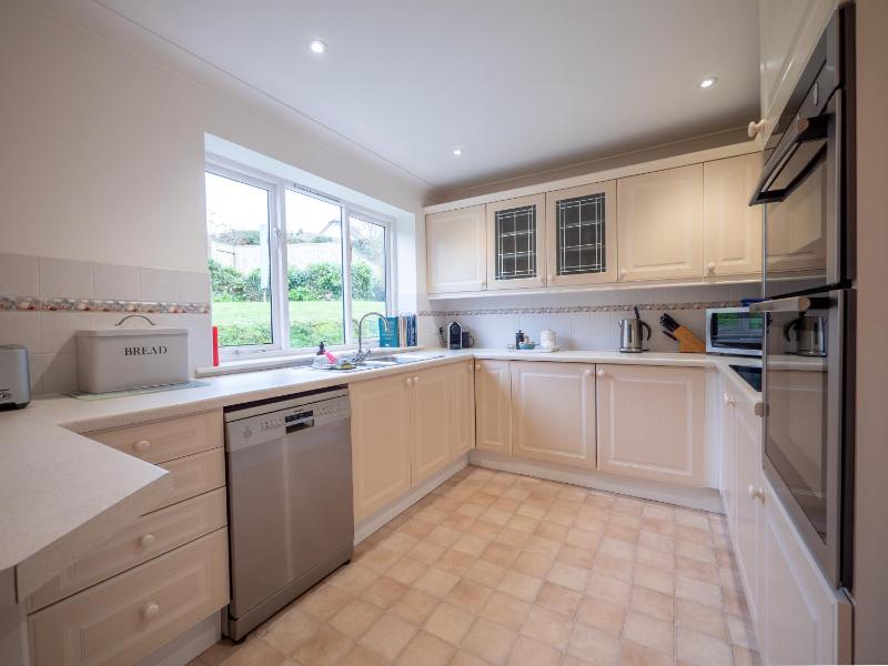Spacious Family Coastal Retreat Huge Garden - image 2