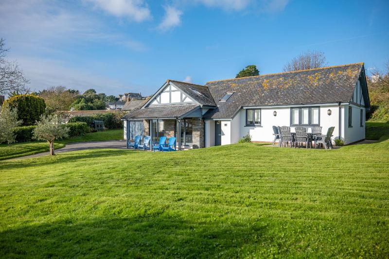 Spacious Family Coastal Retreat Huge Garden - image 14