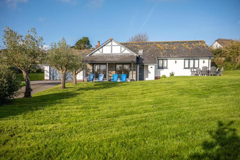 Spacious Family Coastal Retreat Huge Garden - image 41