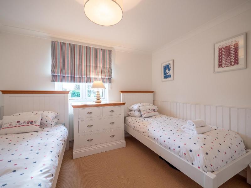 Spacious Family Coastal Retreat Huge Garden - image 28