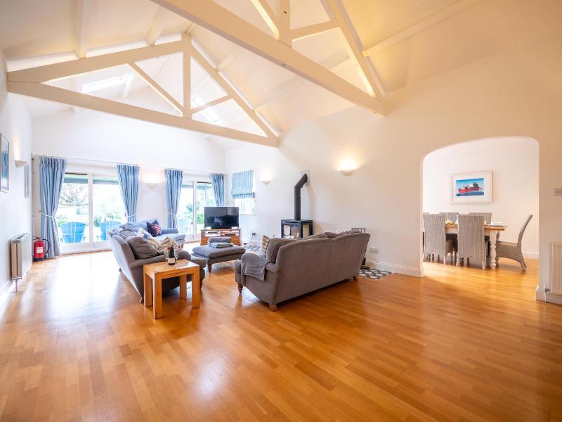Spacious Family Coastal Retreat Huge Garden - image 29