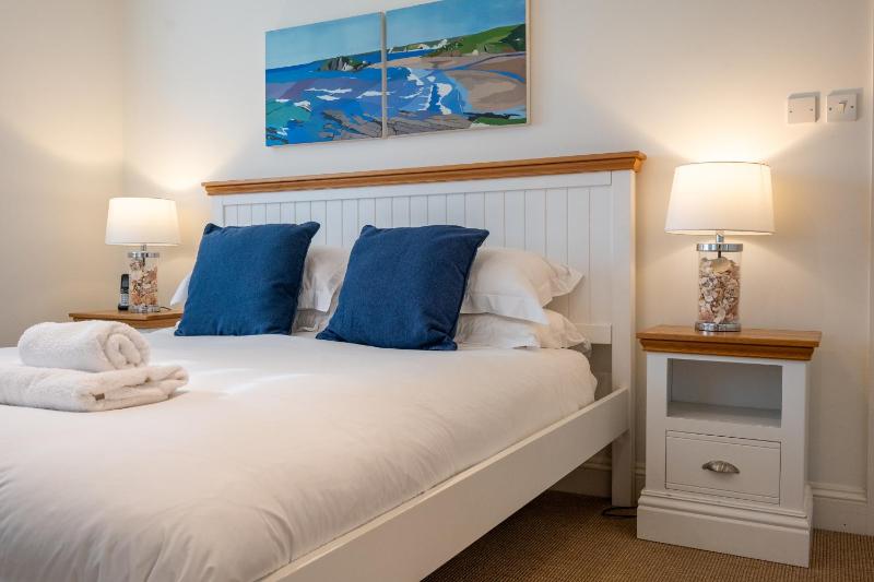 Spacious Family Coastal Retreat Huge Garden - image 13