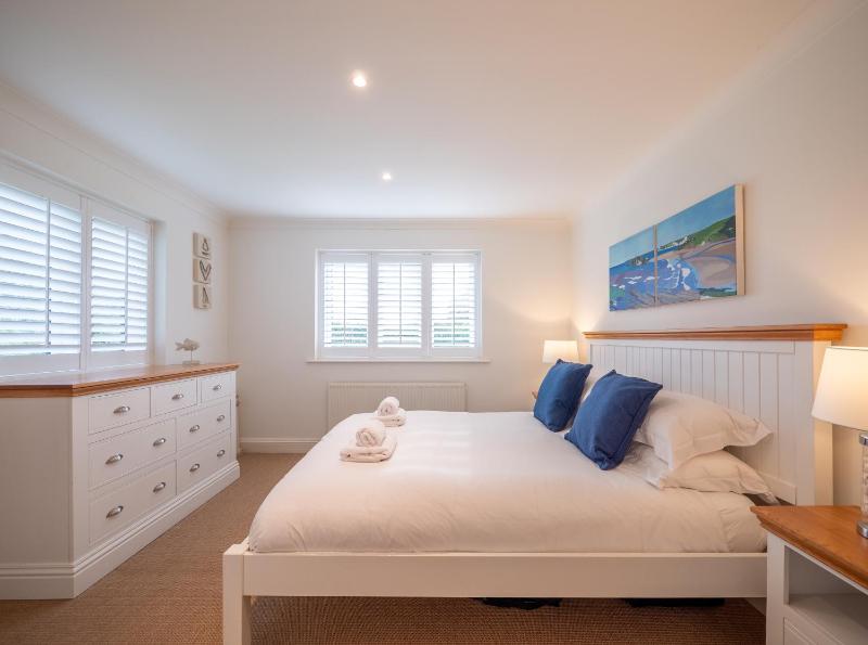 Spacious Family Coastal Retreat Huge Garden - image 17