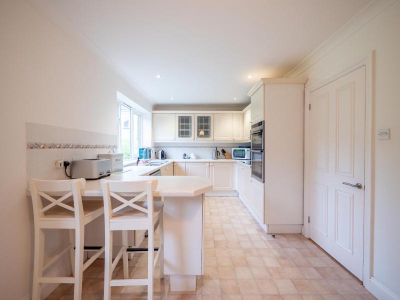 Spacious Family Coastal Retreat Huge Garden - image 11