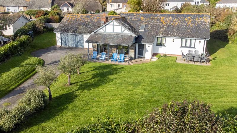 Spacious Family Coastal Retreat Huge Garden - image 1