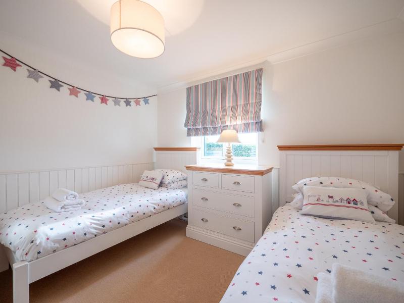 Spacious Family Coastal Retreat Huge Garden - image 30