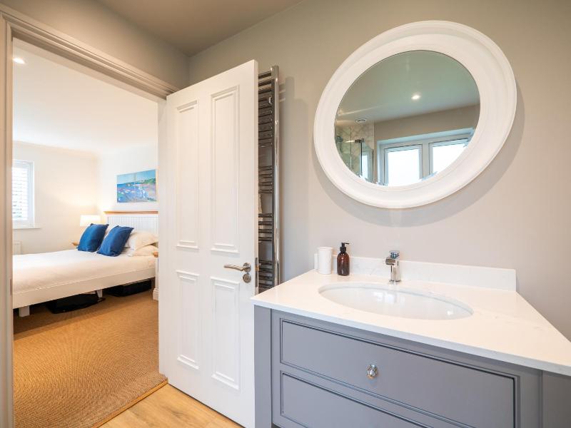 Spacious Family Coastal Retreat Huge Garden - image 22