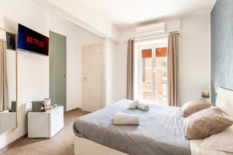 Double Room with Balcony image 3