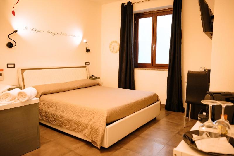 King Room with Spa Bath image 1