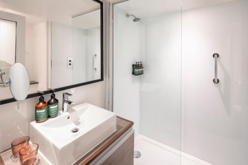 Premium King Room with Stratford View - Lounge Access image 2
