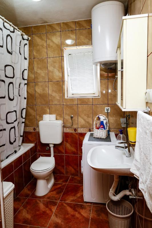 Triple Room with Shared Bathroom image 2