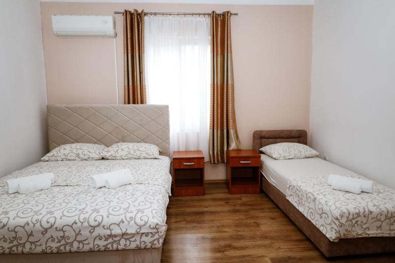 Triple Room with Shared Bathroom image 1