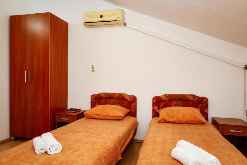 Economy Triple Room with Shared Bathroom image 3