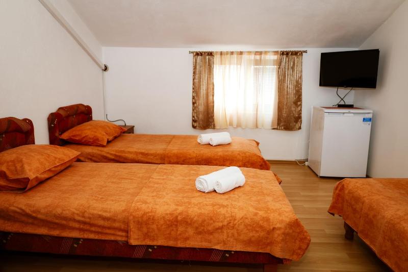Economy Triple Room with Shared Bathroom image 4