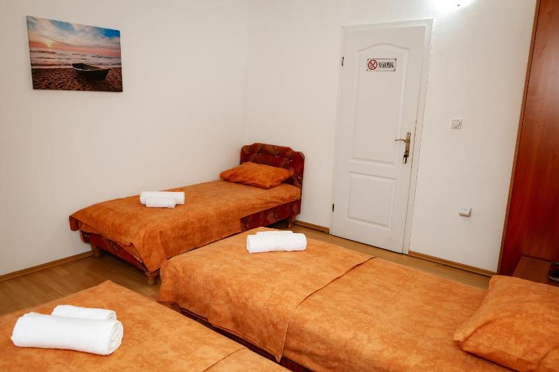 Economy Triple Room with Shared Bathroom image 2