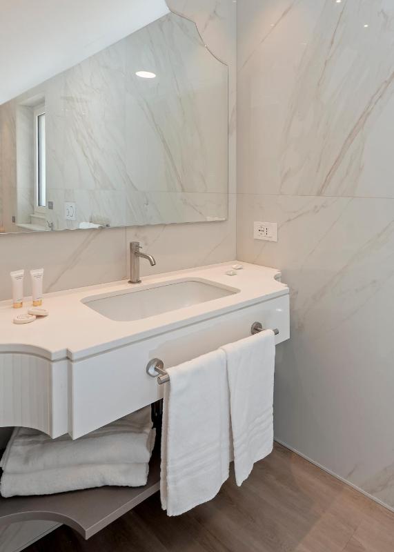 Suite with Spa Bath - Partial Sea view image 3